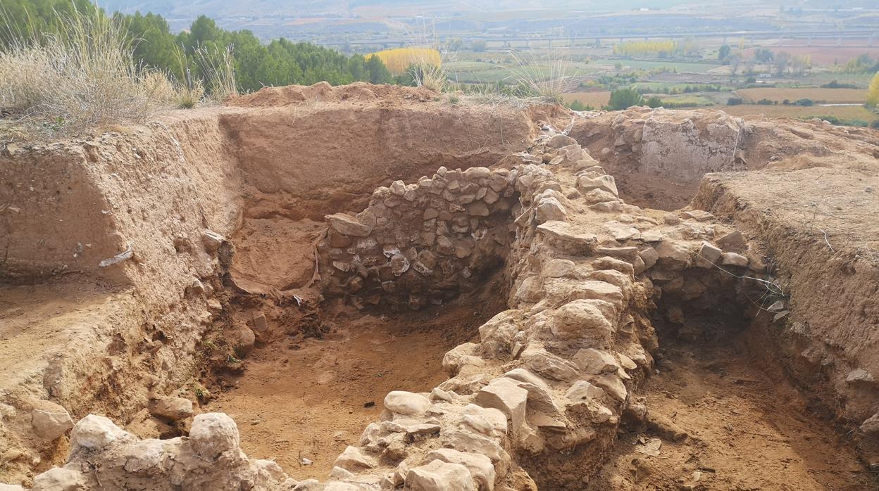 Restos de construcciones de lo que fue el poblado de Alcocer, conquistado por El Cid a los musulmanes, según el poema del Cantar