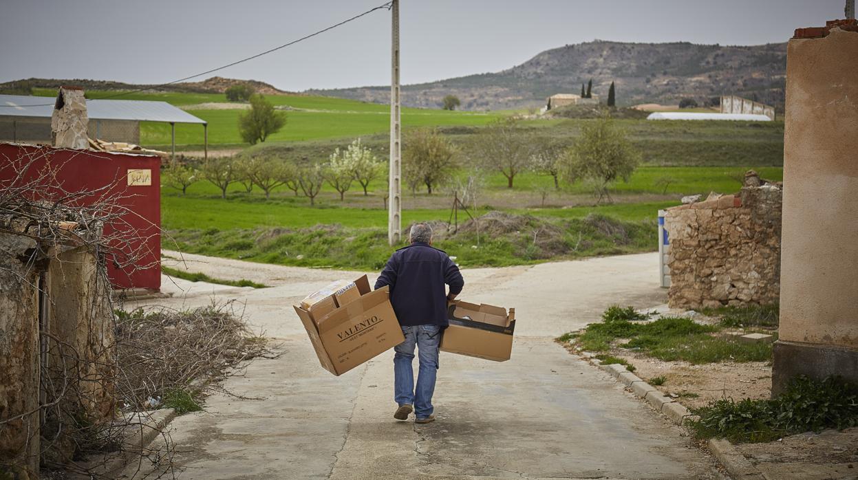 Un vecino de un pueblo afectado por la despoblación, como es Olmeda de la Cuesta (Cuenca)