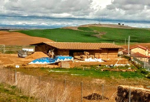 Construye una casa de pacas de paja en un pueblo de León y sus vecinos creen que está «loco»