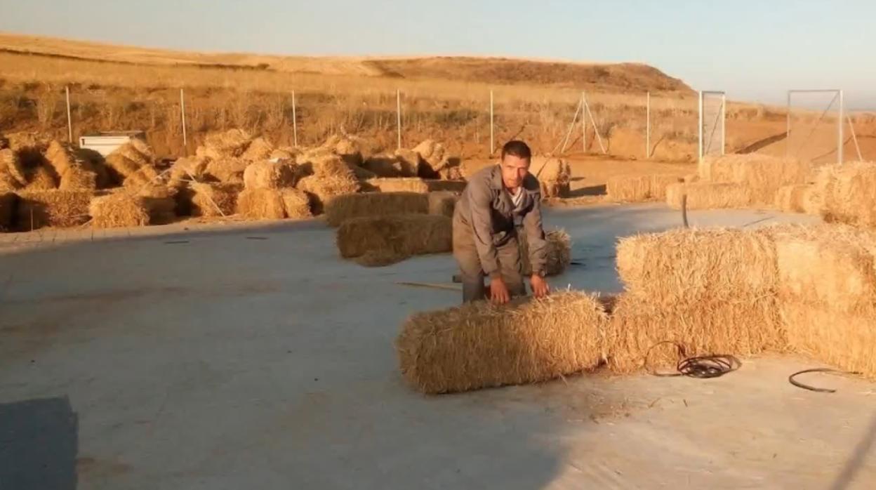 Construye una casa de pacas de paja en un pueblo de León y sus vecinos creen que está «loco»