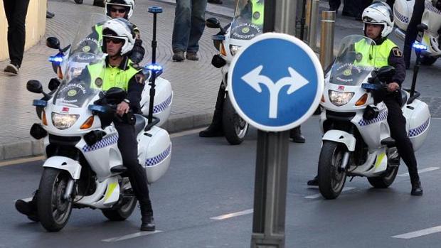 Dos policías locales salvan a un bebé de ocho días que se asfixiaba con la leche materna