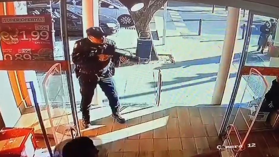 Los «antidisturbios» detienen a un angoleño en pleno atraco a un supermercado de Centro