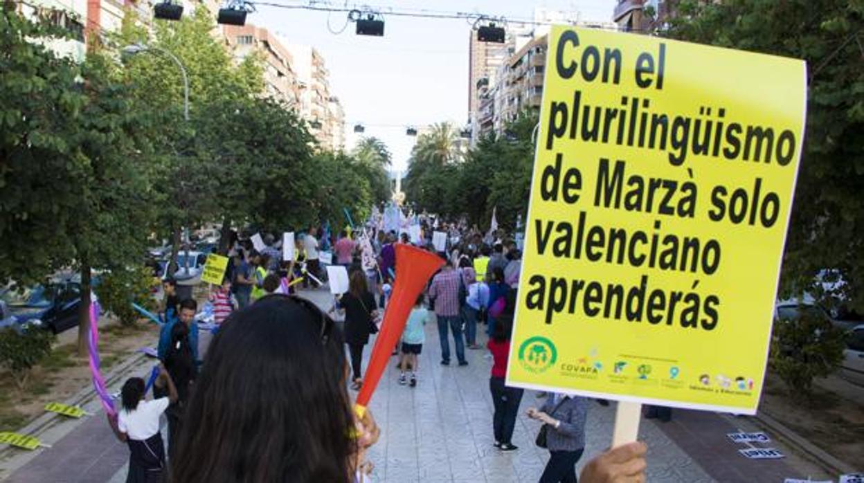 Manifestación en Alicante contra la Ley de Plurilingüismo impulsada por el conseller Vicent Marzà