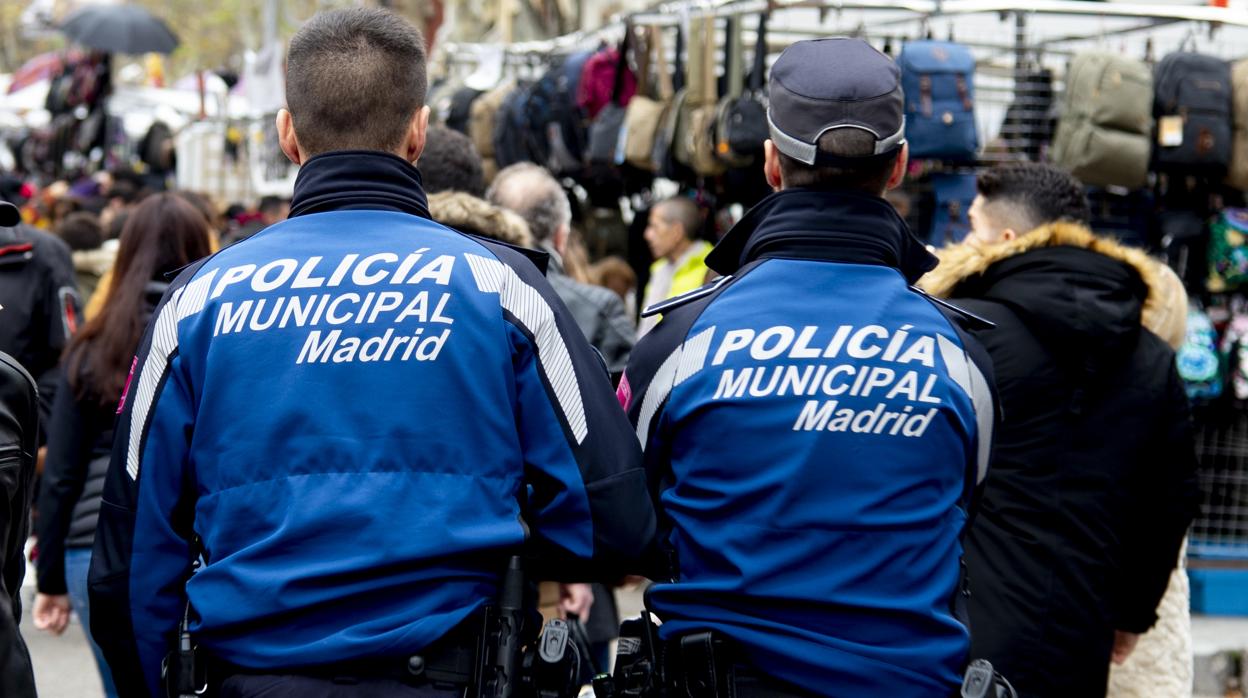 Dos agentes de la Policía Municipal patrullan en El Rastro