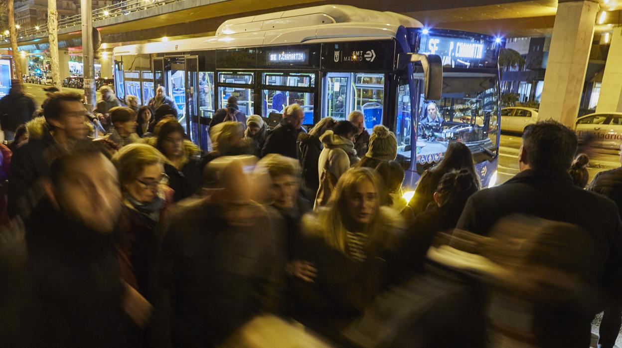 Los viajeros se apean del servicio especial de autobuses, en la calle de Francisco Silvela