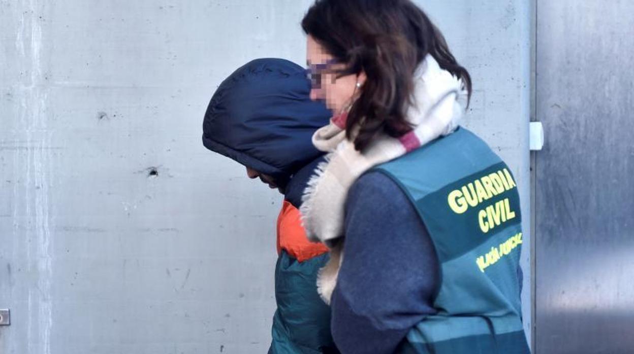 Uno de los detenidos, que se encuentra en prisión preventiva sin fianza