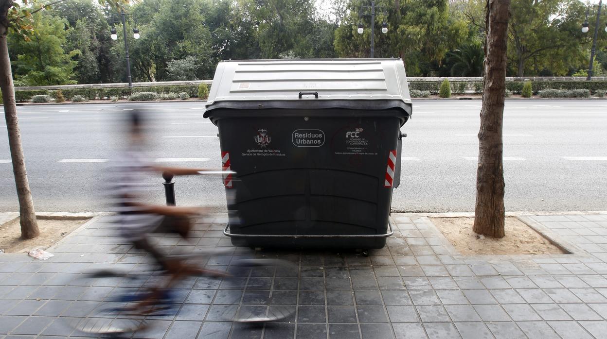 Imagen de archivo de un contenedor de residuos en la ciudad de Valencia