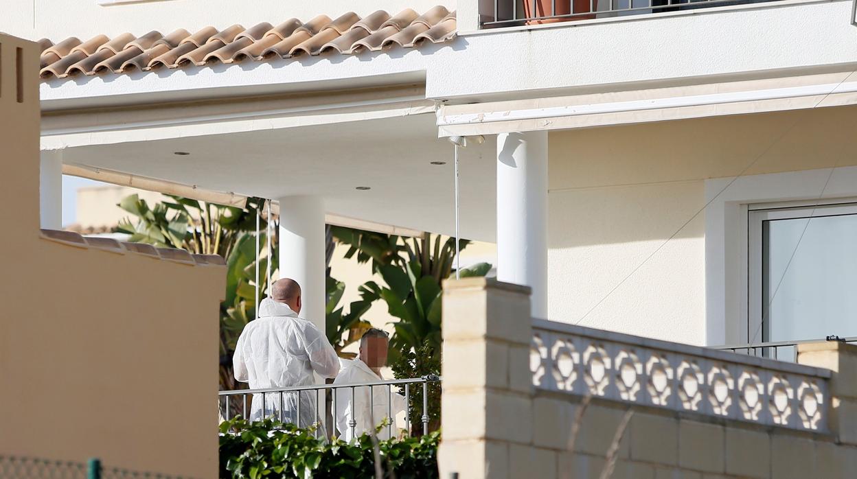 Imagen de la Guardia Civil inspeccionando la vivienda del excónsul en una urbanización de La Nucía (Alicante)