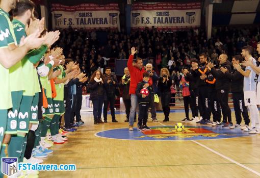 Antes del partido, se rindió homenaje a Justo Cáceres, el eterno capitán talaverano