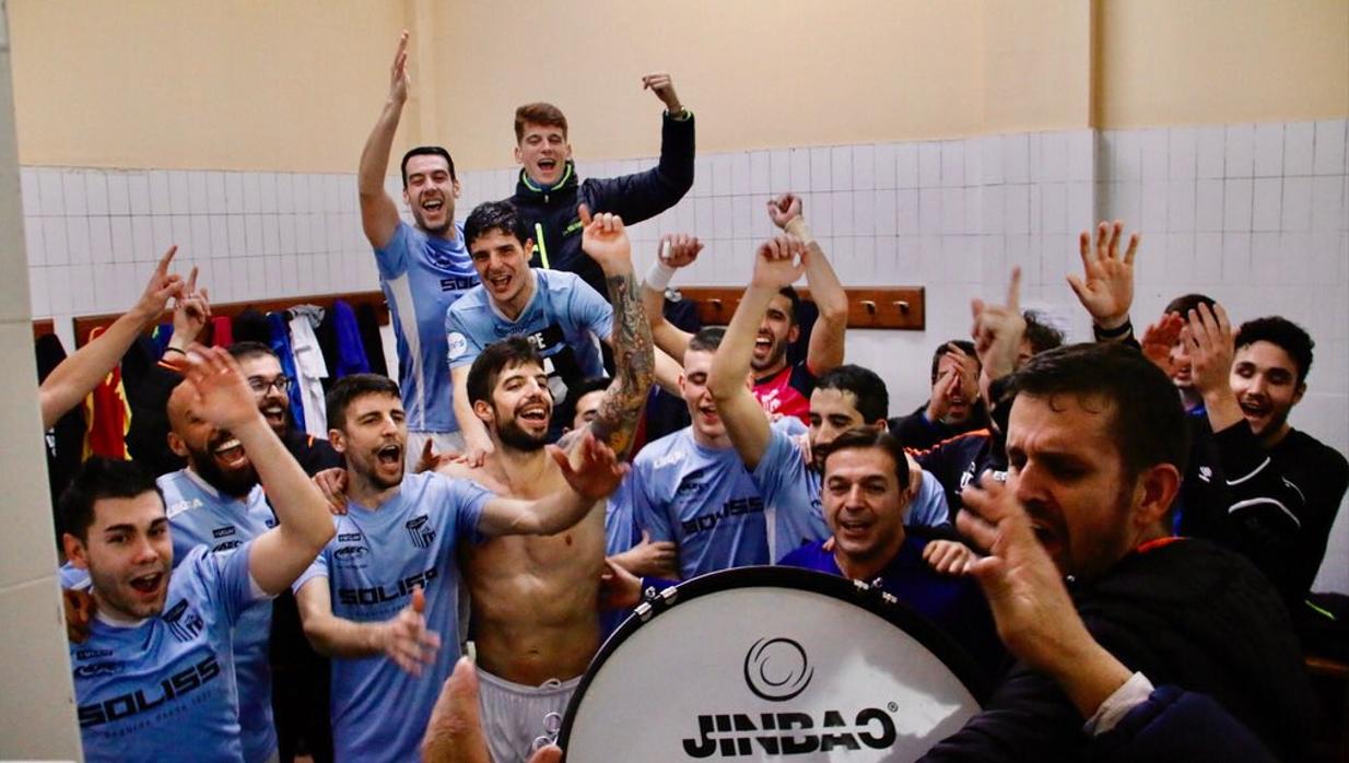 Los jugadores del Soliss FS Talavera celebran en el vestuario la victoria contra Movistar Inter