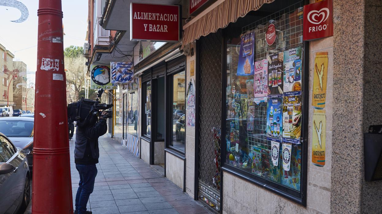 La tienda que regentaba la víctima, en la calle de la Reina Victoria de Parla