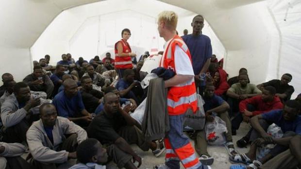 La Cruz Roja se queda sin espacio para albergar más inmigrantes en Canarias