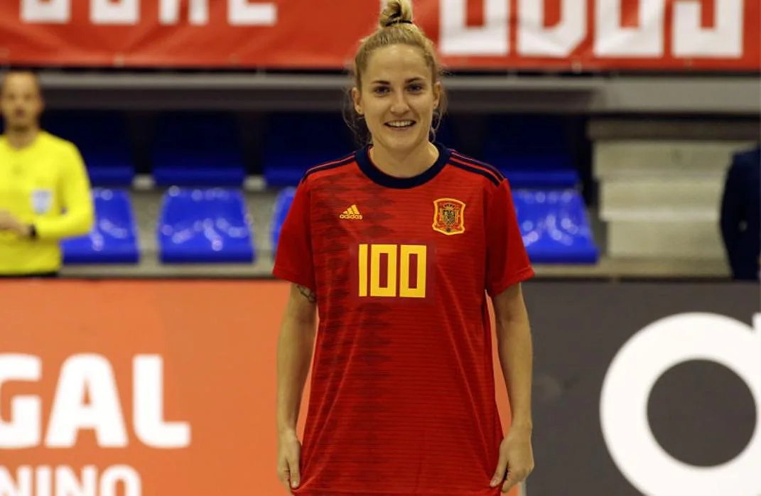 Anita Luján posa con la camiseta de la selección española y el número 100