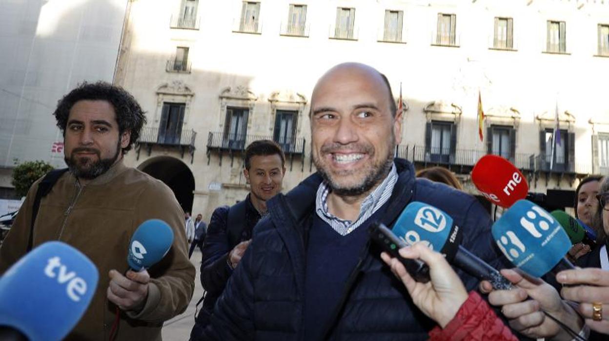 Gabriel Echávarri, en la puerta de la Audiencia Provincial de Alicante