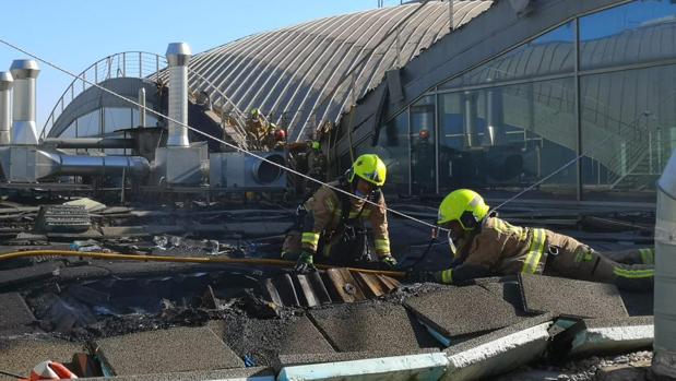 El aeropuerto de Alicante-Elche recupera poco a poco su actividad 24 horas después del incendio