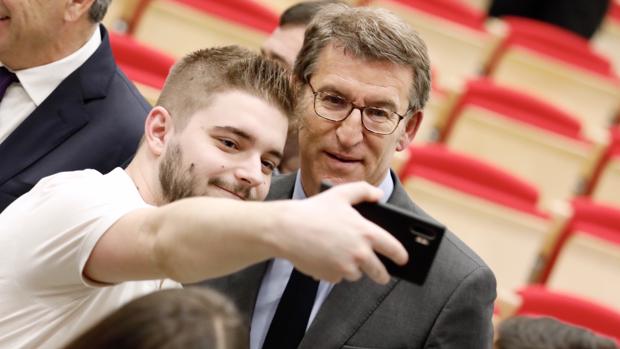 Feijóo bromea con que «la limitación de mandatos es para políticos que no revalidaron el segundo»