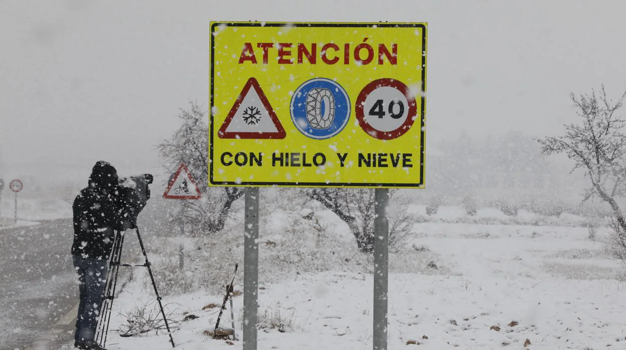 Imagen de archivo de una carretera nevada en la provincia de Valencia