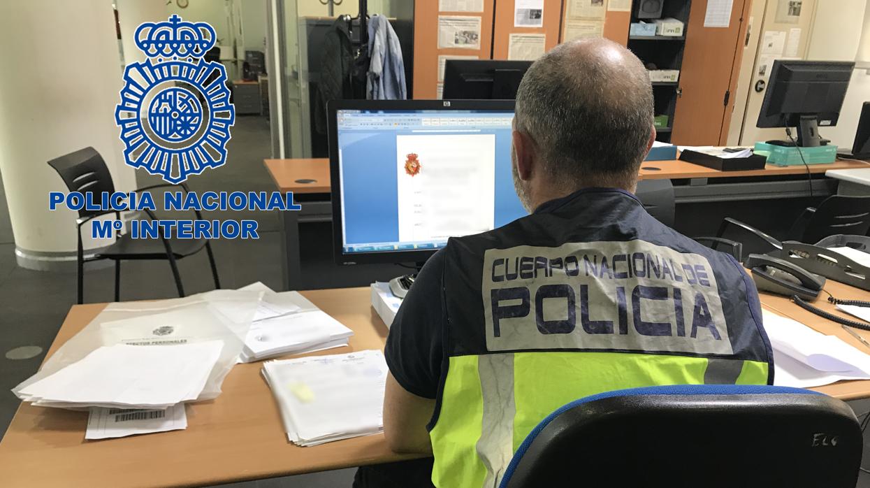 Un policía nacional consultando una web de Internet