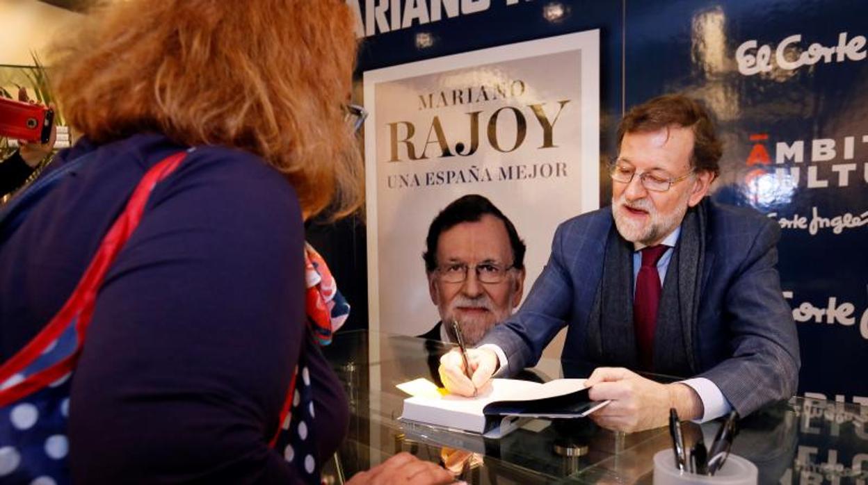 Mariano Rajoy firmando un ejemplar de su último libro este viernes en Alicante