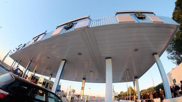 Fallece una mujer en la colisión de un coche con la cabina de un peaje de la AP-9 en La Coruña