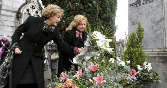 La viuda de Gregorio Ordóñez, Ana Iribar, y la hermana, Consuelo, ante la sepultura del político asesinado por ETA en el cementerio de Polloe de San Sebastián