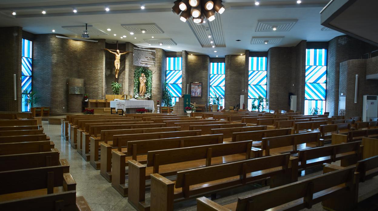 Interior del templo, con las imágenes del Cristo en madera y Nuetra Señora del Sagrado Corazón