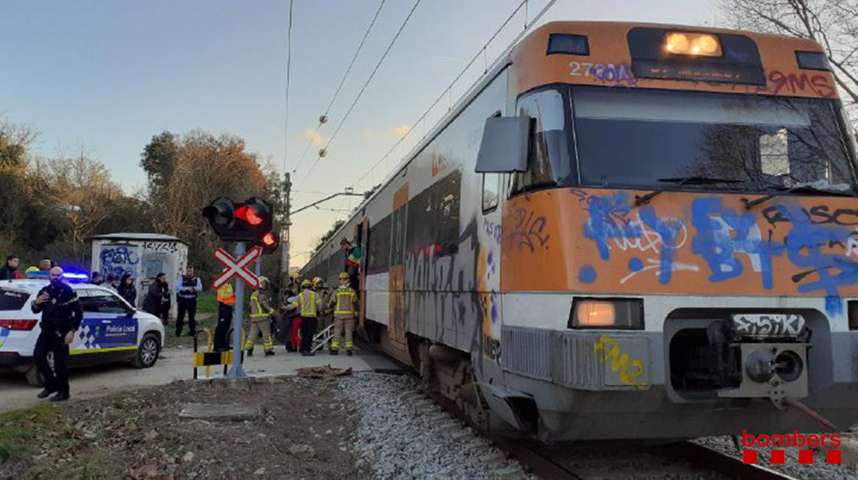 Un tren choca con una viga de hormigón en Tordera