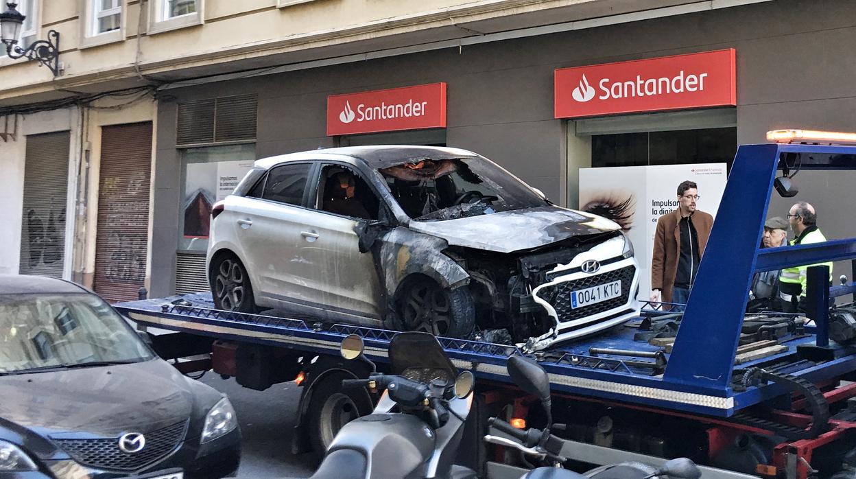 Imagen de uno de los vehículos afectados por el fuego intencionado