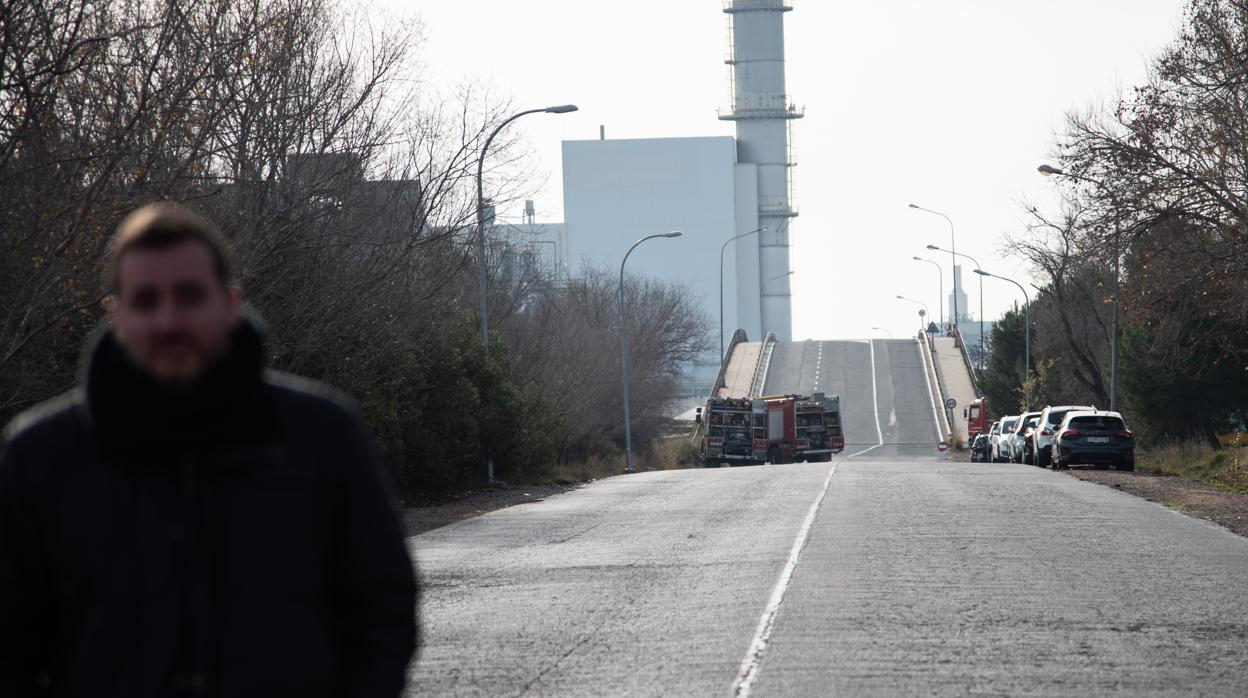 Acceso a la industria petroquímica donde el pasado martes un accidente mató a tres personas