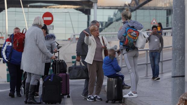 El aeropuerto de Alicante-Elche cierra su tráfico por el temporal «Gloria»