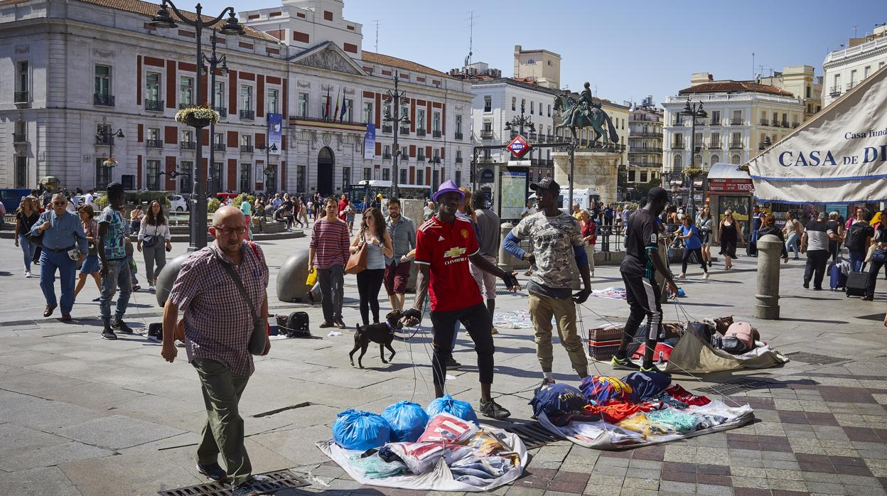 Manteros en la Puerta del Sol, en una imagen de archivo