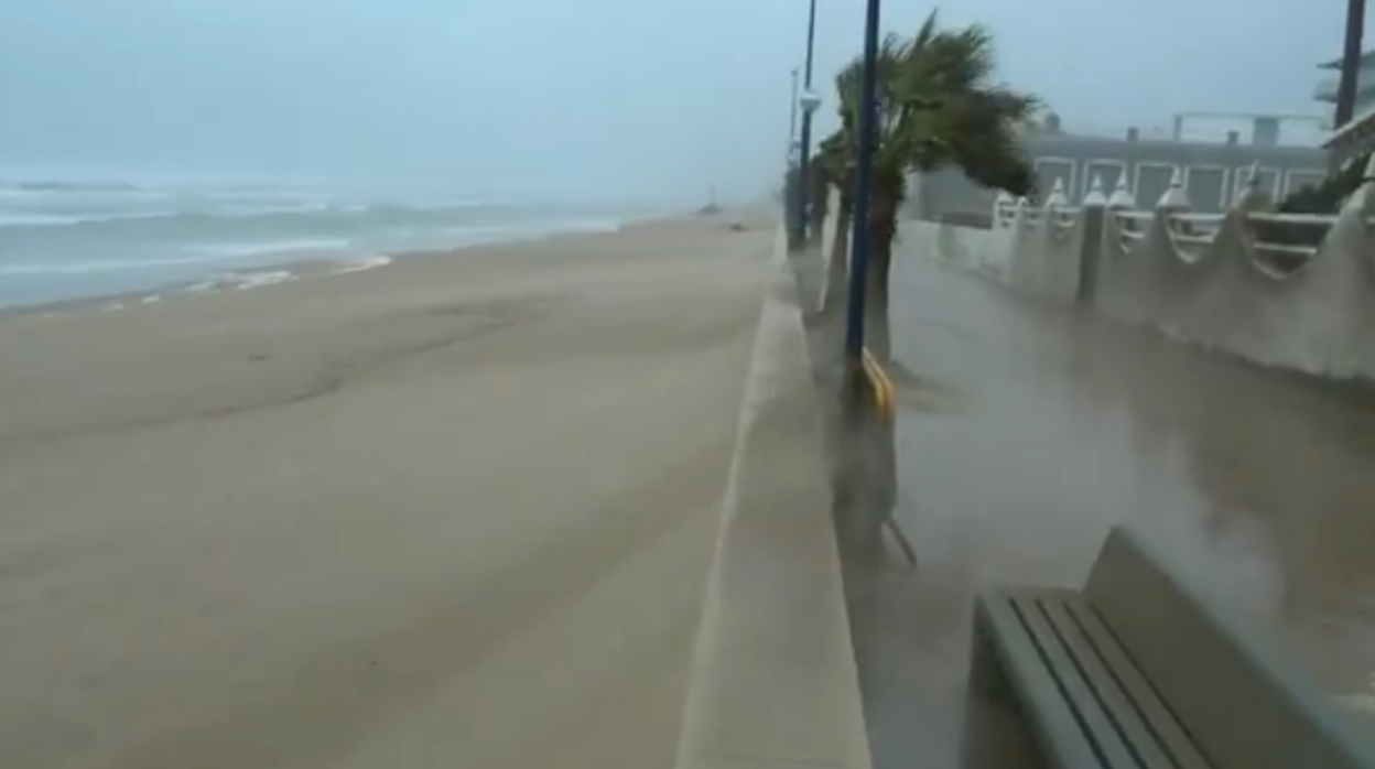 Imagen de la playa de Miramar (Valencia) azotada por el temporal