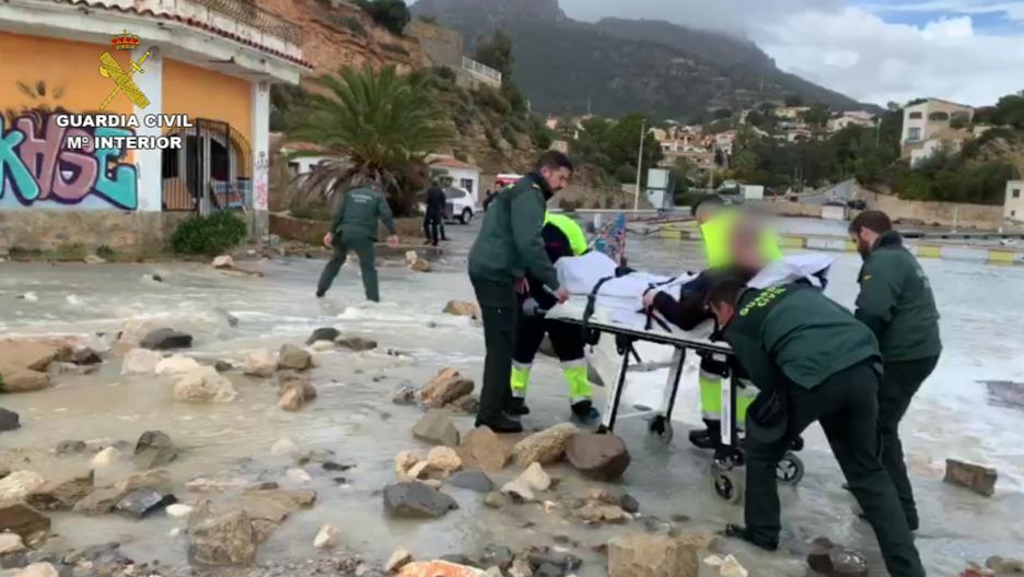 Vídeo: rescatan a un holandés con una pierna rota al derribarlo una ola cuando hacía fotos en Calpe