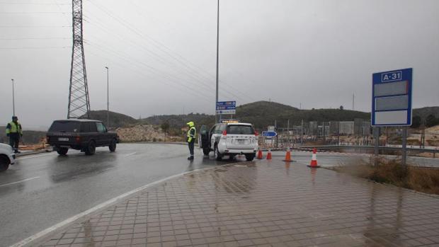 El aeropuerto de Alicante-Elche reabrirá el tráfico aéreo de madrugada tras el temporal y 179 vuelos afectados