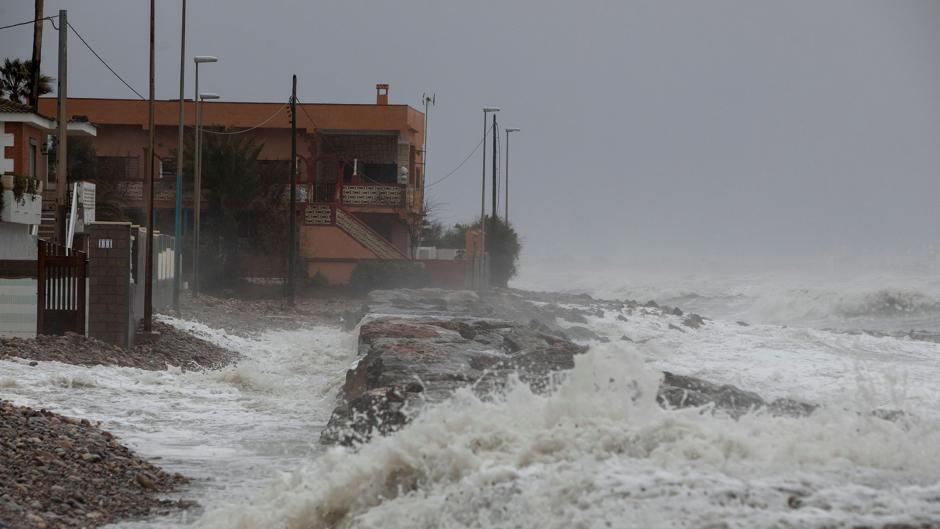 Vídeo: la playa y el paseo marítimo de Vinaroz desaparecen engullidos por el temporal