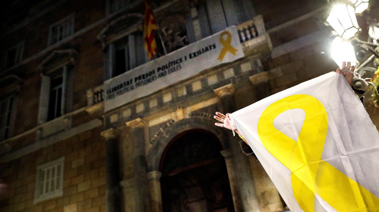 Lazos amarillos en la plaza de San Jaime