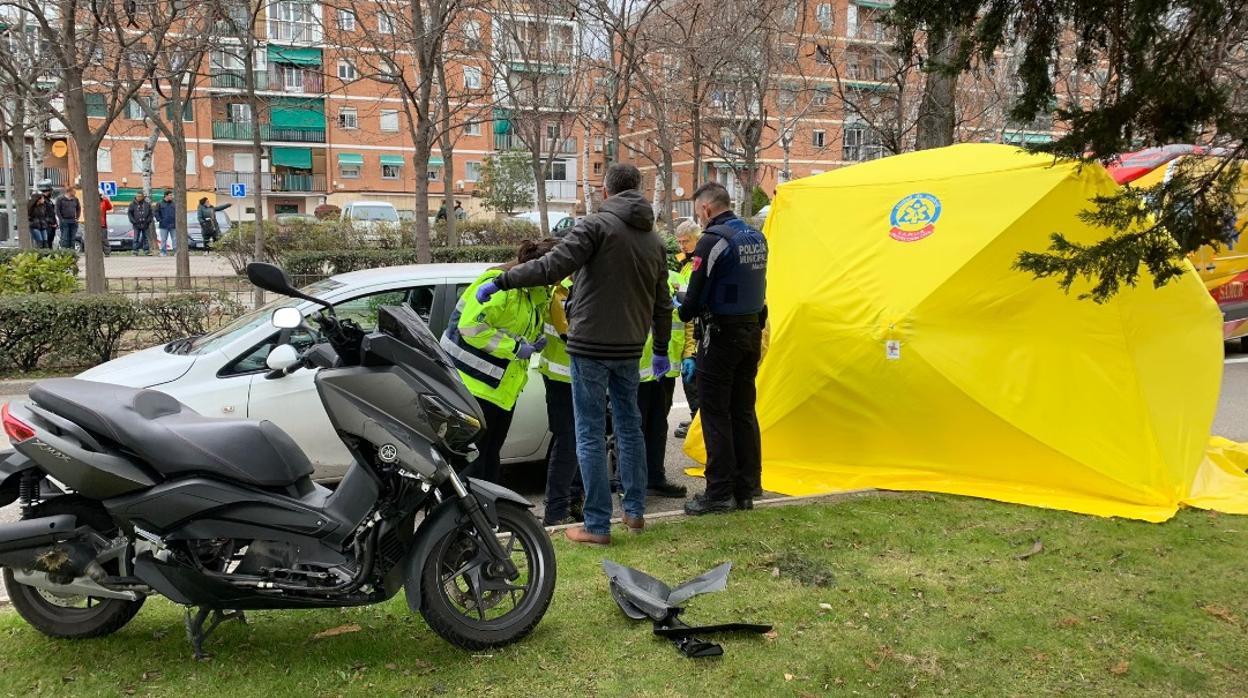 La Policía Municipal y el Samur trabajan en el lugar del accidente