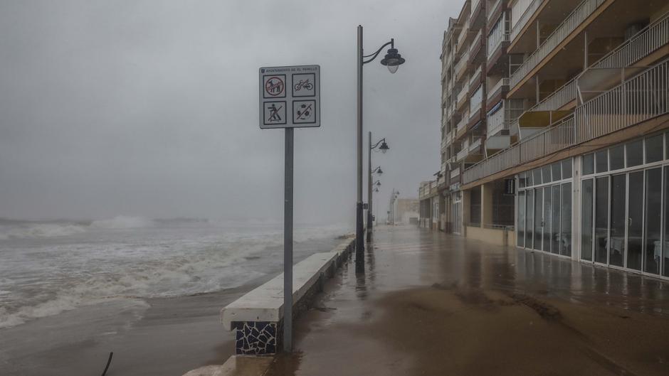 Vídeo: un temporal histórico destroza paseos marítimos y adentra el mar en las calles en la costa valenciana