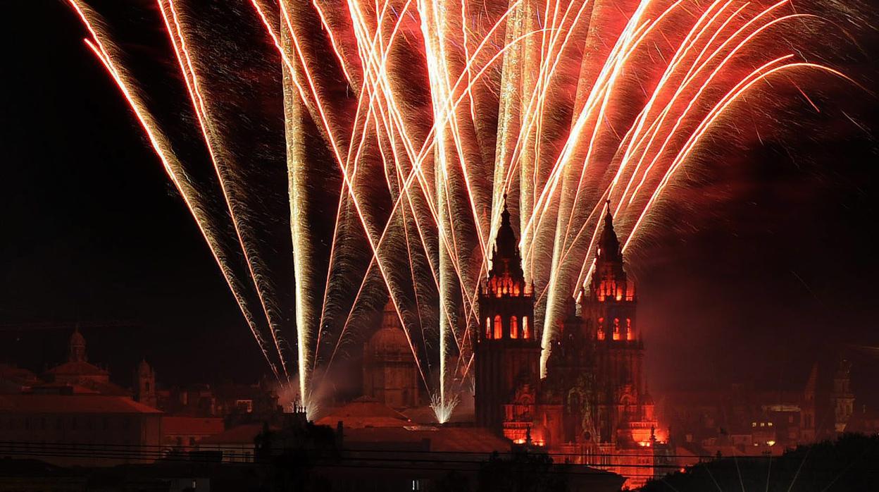 Espectáculo pirotécnico de las fiestas del Apóstol con la catedral de Santiago de fondo