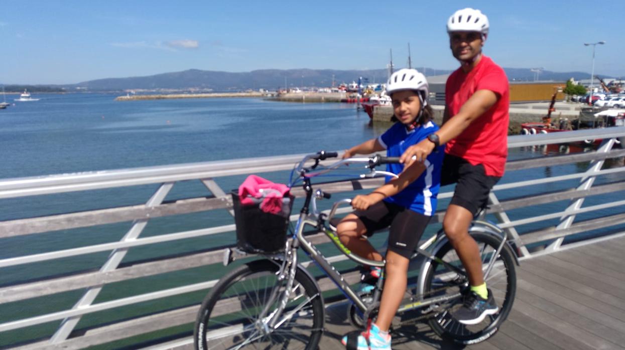 Laura y su padre con el tándem