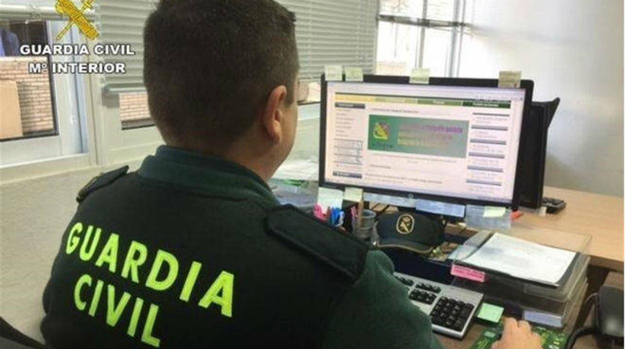 Un agente de la Guardia Civil, investigando en su ordenador