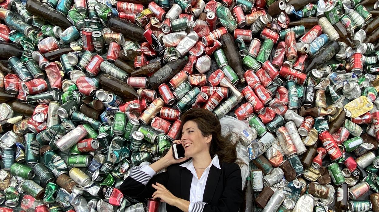 Ingrid Campo, en una de sus composiciones artísticas, con latas de cerveza