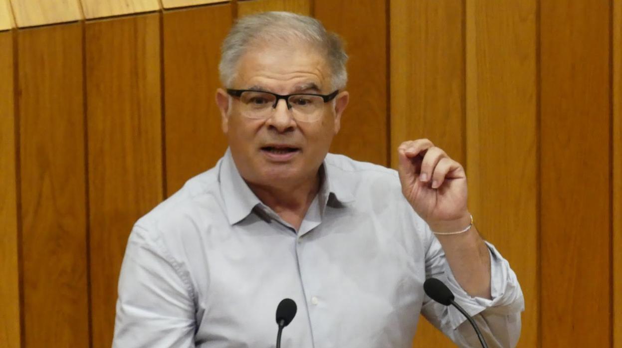 Manuel Lago durante una reunión en el pleno del Parlamento