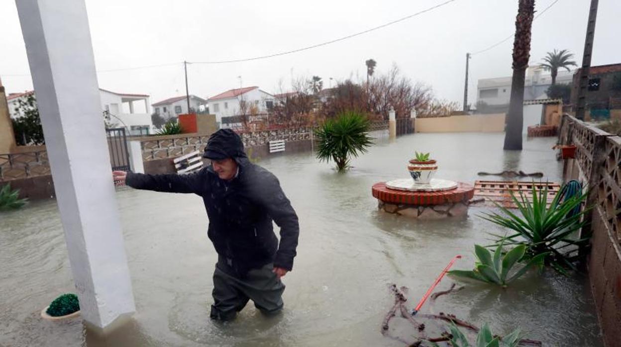 Un hombre camina en una zona inundada por la borrasca Gloria en la Comunidad Valenciana