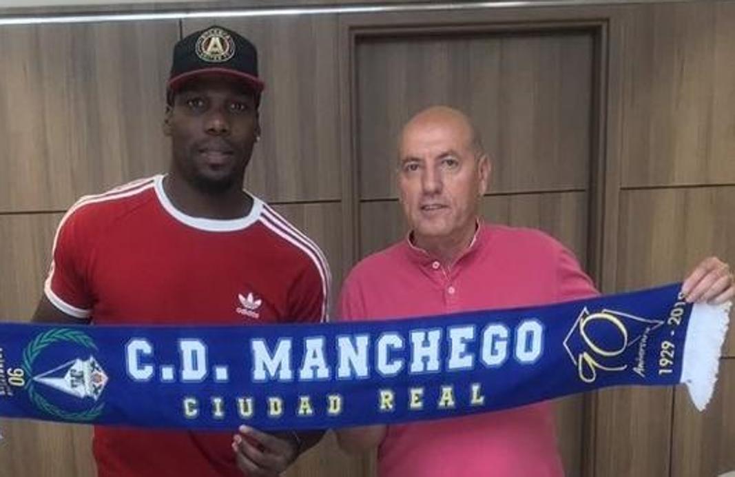 Mathias Pogba con el presidente Pascual Pérez cuando se oficializó su fichaje