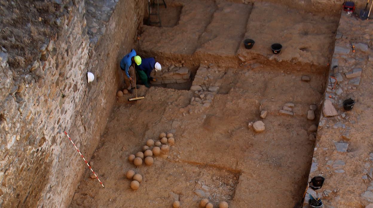 Restos del arsenal de guerra medieval hallado en el Castillo Viejo de Ponferrada