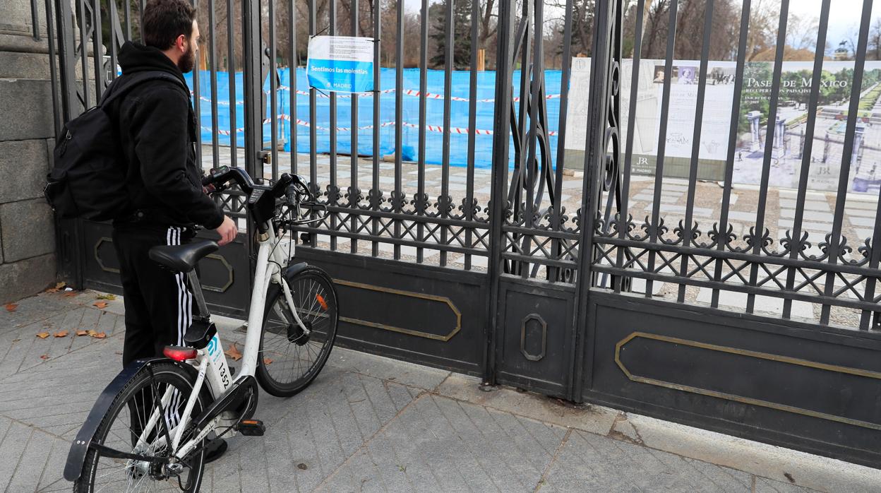 Un ciudadano que quería entrar en El Retiro con su bicicleta se lo encuentra cerrado