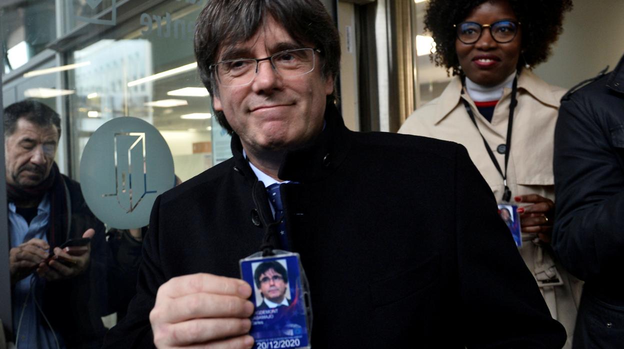 Carles Puigdemont, en el Europarlamento con su acreditación