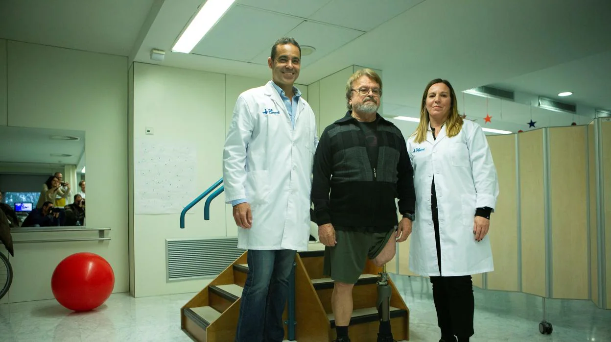 Josep Bellart (en el centro) junto a los doctores Pablo Corona y Almudena Crespo