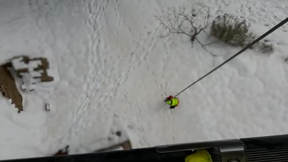 Los Bomberos llevan medicamentos en helicóptero a un enfermo aislado por la nieve en Bocairent